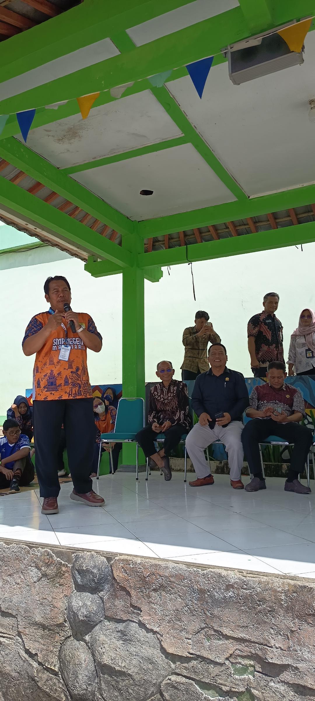 HUT SMPN 1 Mandiraja: Dari Potong Kue Sampai Tukar Kado!